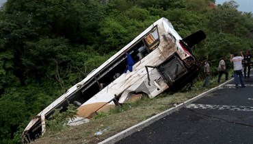 تحطُّم حافلة في وادٍ في المكسيك (أ ف ب).