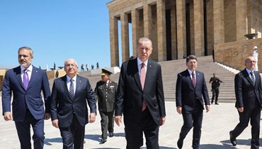 إردوغان (في الوسط) وأعضاء من المجلس العسكري الأعلى يزورون أنيتكابير في أنقرة (3 آب 2023، أ ف ب).
