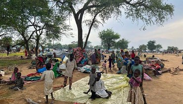 لاجئون سودانيون فروا من الصراع في السودان تجمعوا في مخيم الزبوت للاجئين في غوز بايدا بتشاد (10 تموز 2023، أ ب). 