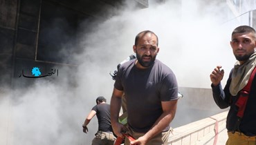 الدفاع المدني يكافح حريق طريق المطار (حسن عسل).