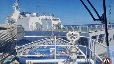 خفر السواحل الصينيون يحجبون سفينة لخفر السواحل الفيلبينيين بالقرب من سكند توماس شول  (5 آب 2023، أ ف ب).