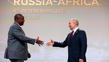 الرئيس الروسي فلاديمير بوتين يرحّب برئيس جمهورية أفريقيا الوسطى فوستان أرشانج تواديرا قبل انطلاق أعمال القمة الروسية-الأفريقية في سانت بطرسبرغ (أ ب)