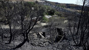 مزرعة محترقة بالقرب من كوليرا بالقرب من الحدود الإسبانية- الفرنسية، من جراء حريق (6 آب 2023، أ ف ب).