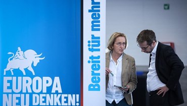 بياتريكس فون ستورتش (الى اليسار) من حزب البديل لألمانيا تحضر الجمعية الانتخابية الأوروبية للحزب في ماغديبورغ شرق ألمانيا (5 آب 2023، ا ف ب). 