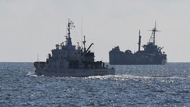 سفينة لخفر السواحل الفيليبينيين تقوم بدورية بالقرب من السفينة "بي ار بي سييرا مادر"  (23 نيسان 2023، أ ف ب). 