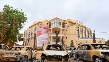سيارات محترقة خارج مقر حزب الرئيس بازوم في نيامي (7 آب 2023، أ ف ب).