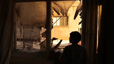 شاب يتفقّد بقايا منزل هدمه جنود إسرائيليون في مخيّم عسكر للاجئين الفلسطينيين شرق مدينة نابلس في الضفة الغربية المحتلّة (أ ف ب). 