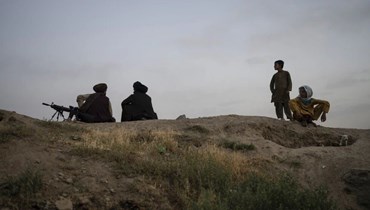 صورة ارشيفية- مقاتلون من طالبان تجمعوا بالقرب من ضريح ساخي شاه مردان في كابول (19 حزيران 2023، أ ب). 