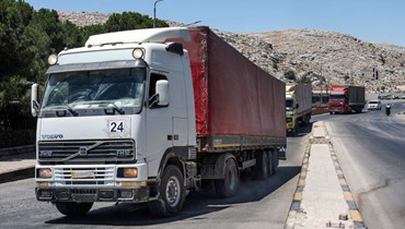 وصول قافلة تحمل مساعدات إنسانية إلى سوريا بعد عبورها معبر باب الهوى الحدودي مع تركيا (10 تموز 2023، أ ف ب).