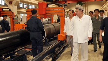 الزعيم الكوري الشمالي يتفقّد مصنعاً للأسلحة (أ ف ب).