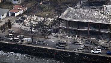 صورة جوية تم التقاطها في 10 آب 2023، وتظهر منازل وسيارات وأبنية محترقة في لاهاينا في أعقاب حرائق الغابات في غرب ماوي بهاواي (أ ف ب).