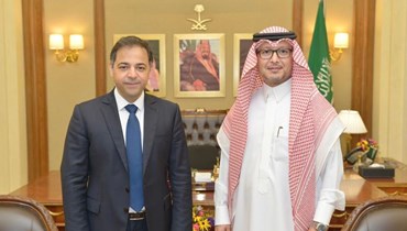  سفير المملكة العربيّة السعودية لدى لبنان وليد بخاري مستقبلاً  القائم بأعمال حاكم مصرف لبنان وسيم منصوري. 