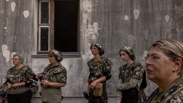 نساء يشاركن في دورة للمدنيين للتدرب على المقاومة العسكرية في كييف أمس.   (أ ف ب)