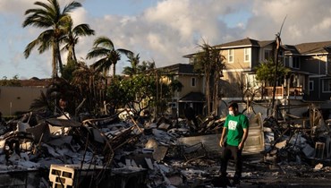 متطوع في ميرسي وورلدوايد يتفقد الأضرار التي لحقت بمجمع سكني متفحم في أعقاب الحريق الهائل في لاهاينا غرب ماوي بهاواي (12 آب 2023، أ ف ب).