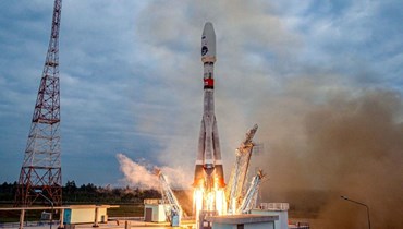 انطلاق صاروخ سويوز 1.2بي مع مركبة لونا-25 من منصة الإطلاق في قاعدة فوستوشني الفضائية شمال بلاغوفيسشينسك في منطقة أمور (11 آب 2023، أ ف ب).