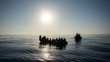 مهاجرون يعبرون البحر الأبيض المتوسط في قوارب صغيرة قبل ان ينقذهم اعضاء في المنظمة الإسبانية غير الحكومية برواكتيفا اوبن آرمز قبالة الساحل الليبي (3 آب 2023، أ ف ب).