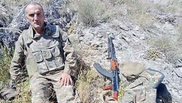 صورة نشرتها وكالة أنباء أذربيجان الحكومية- أذرتاج "للعضو في مجموعة التخريب الاستطلاعي للقوات المسلحة الأرمينية الذي تم اعتقاله". 