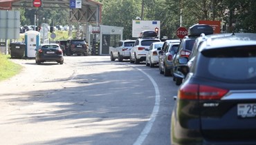 سيارات تنتظر عند نقطة العبور الحدودية سومسكاس بين ليتوانيا وبيلاروسيا (12 آب 2023، أ ف ب).