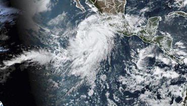 صورة من القمر الاصطناعي للإعصار هيلاري قبالة ساحل المحيط الهادئ بالمكسيك. وقد التقطت الساعة 10:50 قبل ظهر الخميس 17 آب 2023 بتوقيت شرق الولايات المتحدة، وقدمتها الإدارة الوطنية للمحيطات والغلاف الجوي (أ ب). 