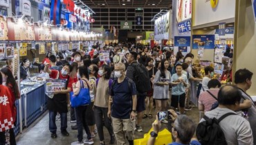 اشخاص يجولون في معرض للطعام في مركز هونغ كونغ للمؤتمرات والمعارض في هونغ كونغ (18 آب 2023، أ ف ب).