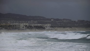 مشهد عام لشاطئ ميدانو في لوس كابوس، ولاية باخا كاليفورنيا في المكسيك، أثناء مرور إعصار هيلاري (19 آب 2023 - أ ف ب).