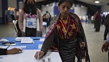 امرأة من مجموعة ككشي الإثنية الأصلية تدلي بصوتها في مركز اقتراع في بلدية سان خوان ساكاتيبيكيز، خلال الدورة الثانية من انتخابات الرئاسية في غواتيمالا (20 آب 2023، أ ف ب). 