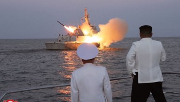 زعيم كوريا الشمالية كيم جونغ أون وهو يشاهد صاروخ "كروز" يتم إطلاقه  في مكان لم يكشف عنه في البحر (أ ف ب). 