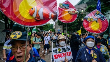 ناشطون خلال احتجاج على تصريف مياه محطة فوكوشيما النووية، خارج البلدية في سيول (22 آب 2023، أ ف ب).   