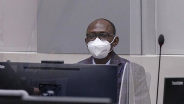 موكوم خلال مثوله للمرة الأولى أمام قضاة المحكمة الجنائية الدولية في 22 آذار 2022 (موقع المحكمة الجنائية الدولية).