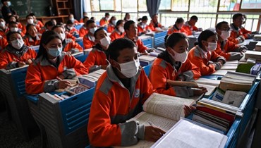 صورة تم التقاطها خلال جولة إعلامية نظمتها الحكومة، وتظهر طلابا في مدرسة لاسا ناغتشو الثانوية الثانية في العاصمة الإقليمية لاسا، في منطقة التيبت ذاتية الحكم في الصين (1 حزيران 2021، أ ف ب). 
