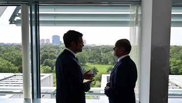 شولتس (الى اليمين) يتحدث الى وزير العدل الألماني ماركو بوشمان خلال الاجتماع الأسبوعي لمجلس الوزراء في مقر المستشارية في برلين (23 آب 2023، أ ف ب).
