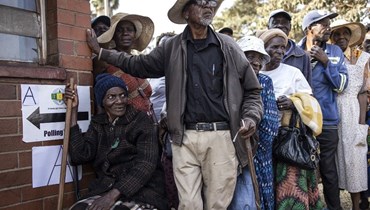 ناخبون يصطفون خارج مركز اقتراع في هراري خلال الانتخابات الرئاسية والتشريعية في زيمبابوي (23 آب 2023ـ أ ف ب).   