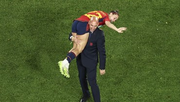 لويس روبياليس مع لاعبة إسبانيا (أ ف ب)