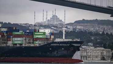 سفينة حاويات تجتاز مضيق البوسفور في اسطنبول (18 آب 2023 - أ ف ب).