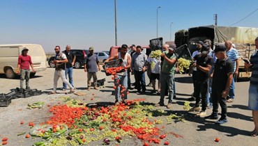 مزارعون من القاع يقفلون الطريق بمنتجاتهم قرب معبر جوسيه احتجاجاً على تهريب المنتجات السورية ( لينا إسماعيل).