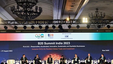 قادة أعمال عالميون يتابعون خطاب بورج بريندي، رئيس المنتدى الاقتصادي العالمي، في اليوم الأول من قمة B20 في نيودلهي (25 آب 2023، أ ف ب).
