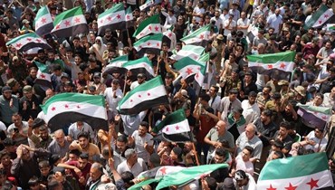 سوريون تجمعوا في مدينة أعزاز الشمالية لدعم الاحتجاجات المناهضة للحكومة في مدينة السويداء الجنوبية (25 آب 2023، أ ف ب).