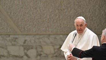 البابا فرنسيس خلال جلسة الجمهور العام الأسبوعية في قاعة بولس السادس، الفاتيكان (23 آب 2023 - أ ف ب).