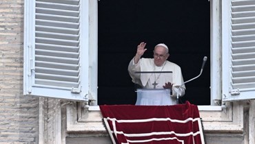 البابا فرنسيس يلوح من نافذة القصر الرسولي المطل على ساحة القديس بطرس خلال صلاة التبشير الملائكي في الفاتيكان (27 آب 2023، أ ف ب).