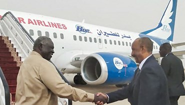 البرهان (الى اليمين) قبل صعوده الى طائرة في مطار بورتسودان للتوجه إلى مصر (29 آب 2023، أ ف ب). 