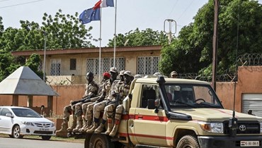 دورية للشرطة النيجرية تمر أمام مقر السفارة الفرنسية في نيامي (28 آب 2023، أ ف ب).