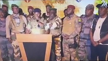 مجموعة من كبار ضباط الجيش الغابوني على شاشة قناة غابون 24 التلفزيونية (أ ف ب).