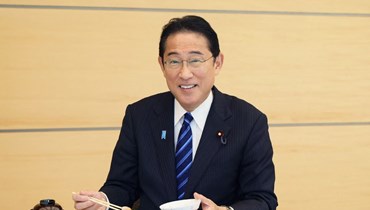 كيشيدا خلال تناوله مأكولات بحرية من محافظة فوكوشيما في مكتب رئيس الوزراء في طوكيو (30 آب 2023، أ ف ب).