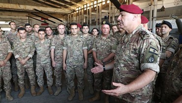 قائد الجيش العماد جوزاف عون في زيارة قاعدة بيروت الجوية.