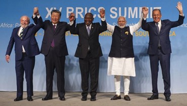 قادة الدول الخمس في قمة بريكس قبل اعلان ضم الدول الست الجديدة (أ ف ب)