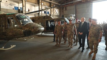 ميقاتي خلال زيارته قاعدة بيروت الجوية برفقة قائد الجيش.