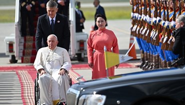 البابا فرنسيس يصل منغوليا (أ ف ب).