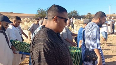 أقارب يحملون جثمان بلال قيسي، خلال تشييعه في مدينة السعيدية شمال شرق المغرب (31 آب 2023، أ ف ب). 