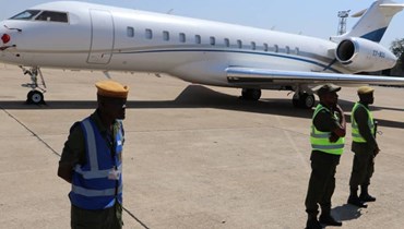عناصر من قوات الأمن في زامبيا يحرسون الطائرة في مطار كينيث كاوندا (صفحة وزارة الداخلية الزامبية في الفايسبوك)