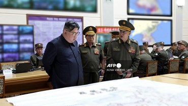 الزعيم الكوري الشمالي كيم جونغ أون وهو يتفقّد مركز قيادة التدريب لهيئة الأركان العامّة للجيش الشعبي الكوري (أ ف ب). 